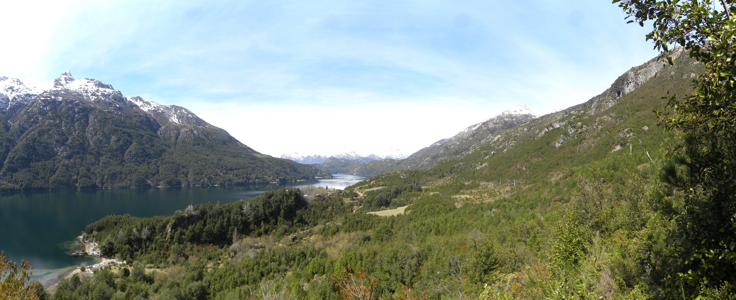 Vista panorámica de la cordillera y el lago